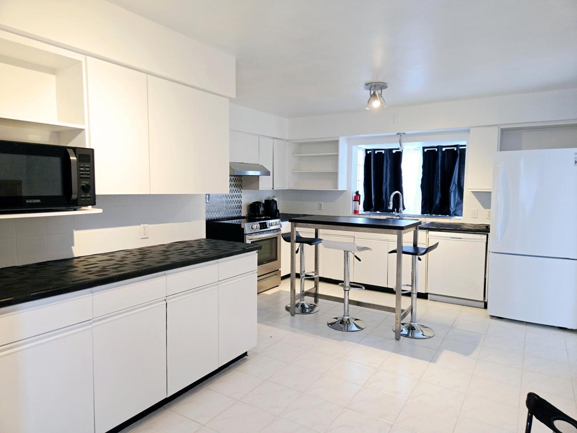 Cozy Stylish Black & White Design Room In The Heart Of Vancouver! Private Parking, Self Check-In & Just 4 Mins To Metrotown! Exterior foto