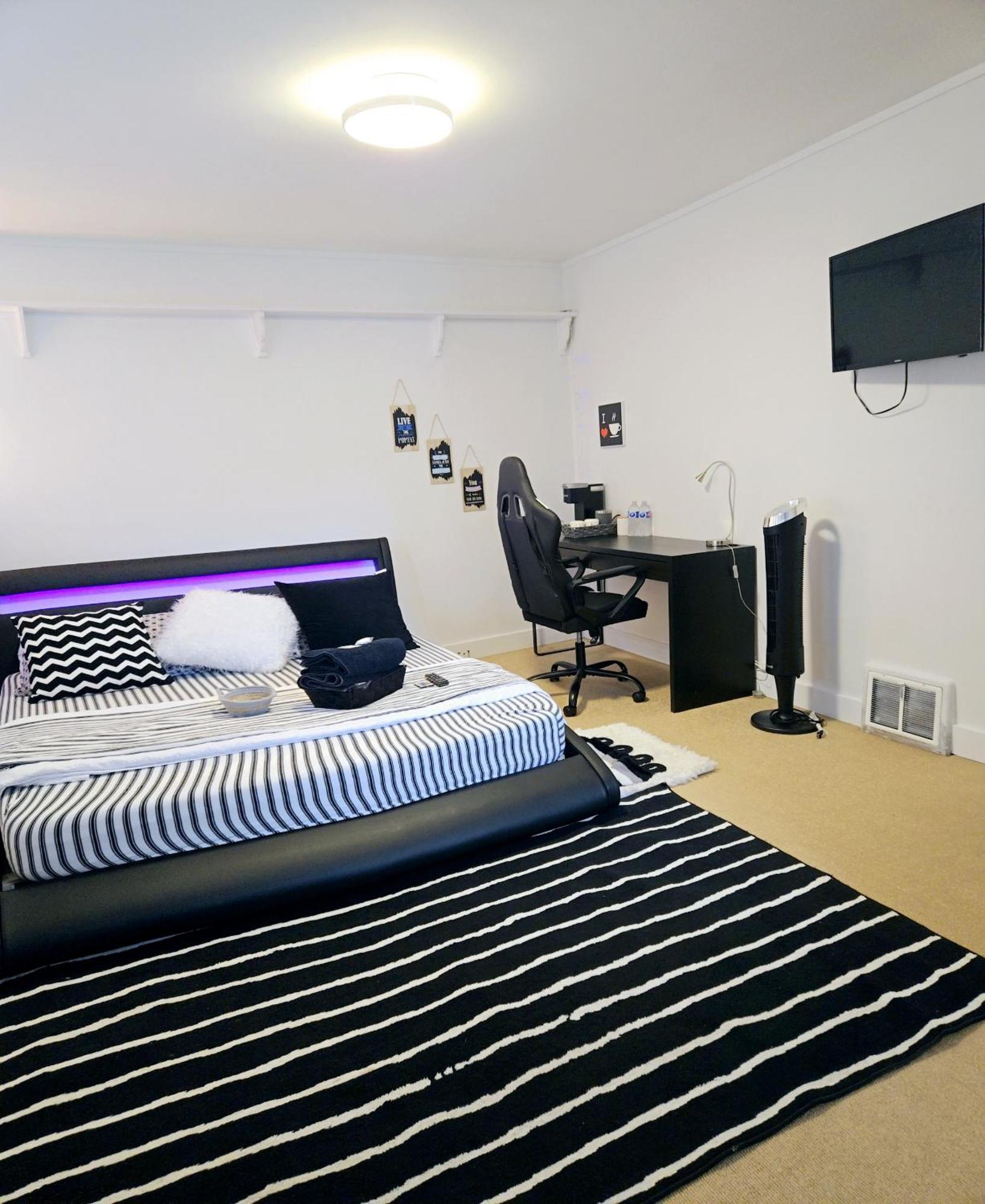 Cozy Stylish Black & White Design Room In The Heart Of Vancouver! Private Parking, Self Check-In & Just 4 Mins To Metrotown! Exterior foto
