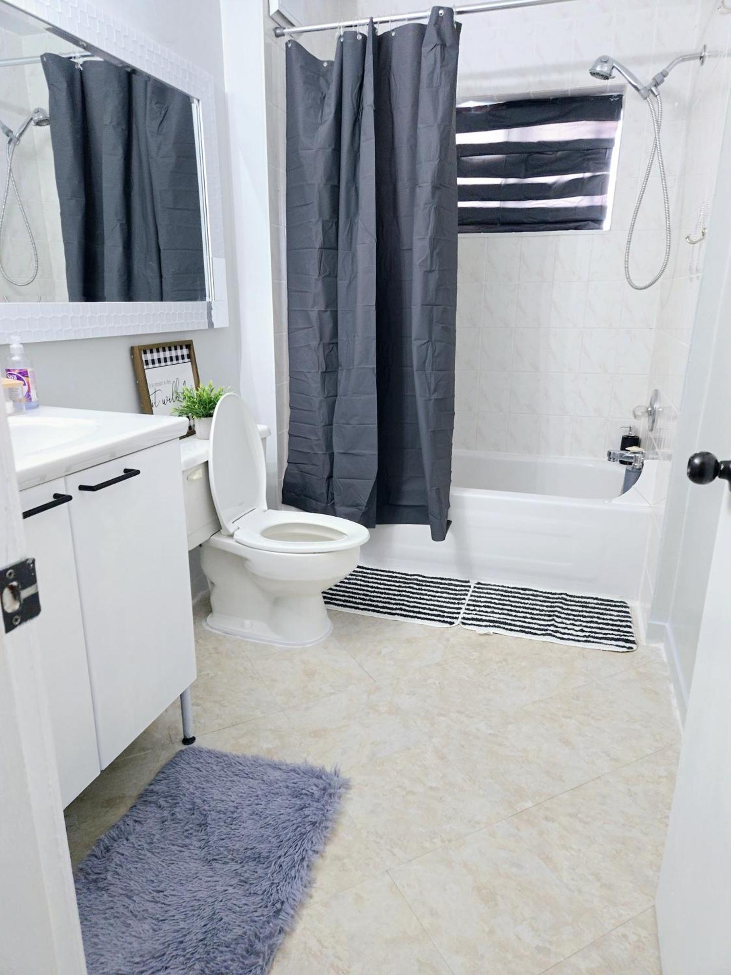 Cozy Stylish Black & White Design Room In The Heart Of Vancouver! Private Parking, Self Check-In & Just 4 Mins To Metrotown! Exterior foto