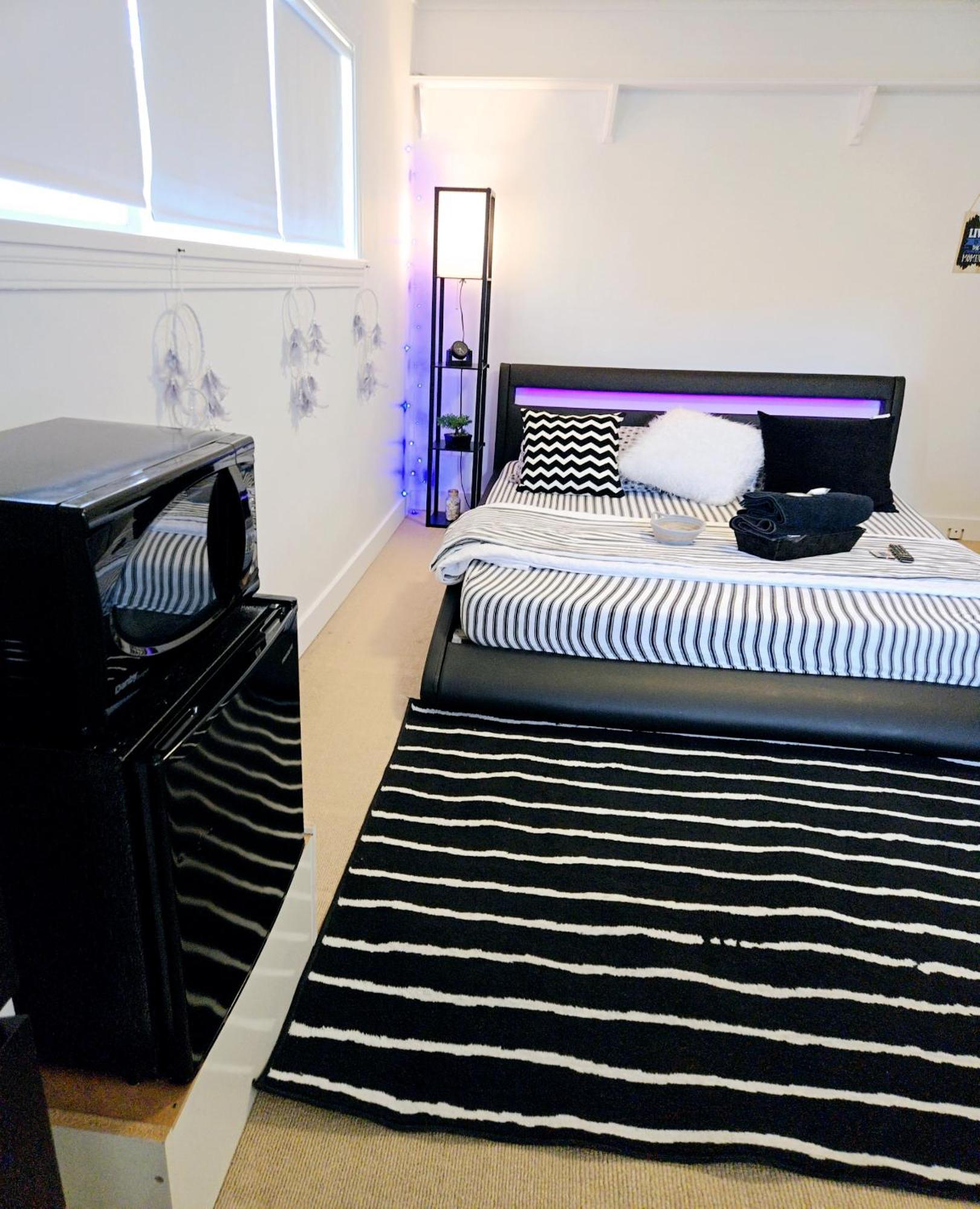 Cozy Stylish Black & White Design Room In The Heart Of Vancouver! Private Parking, Self Check-In & Just 4 Mins To Metrotown! Exterior foto