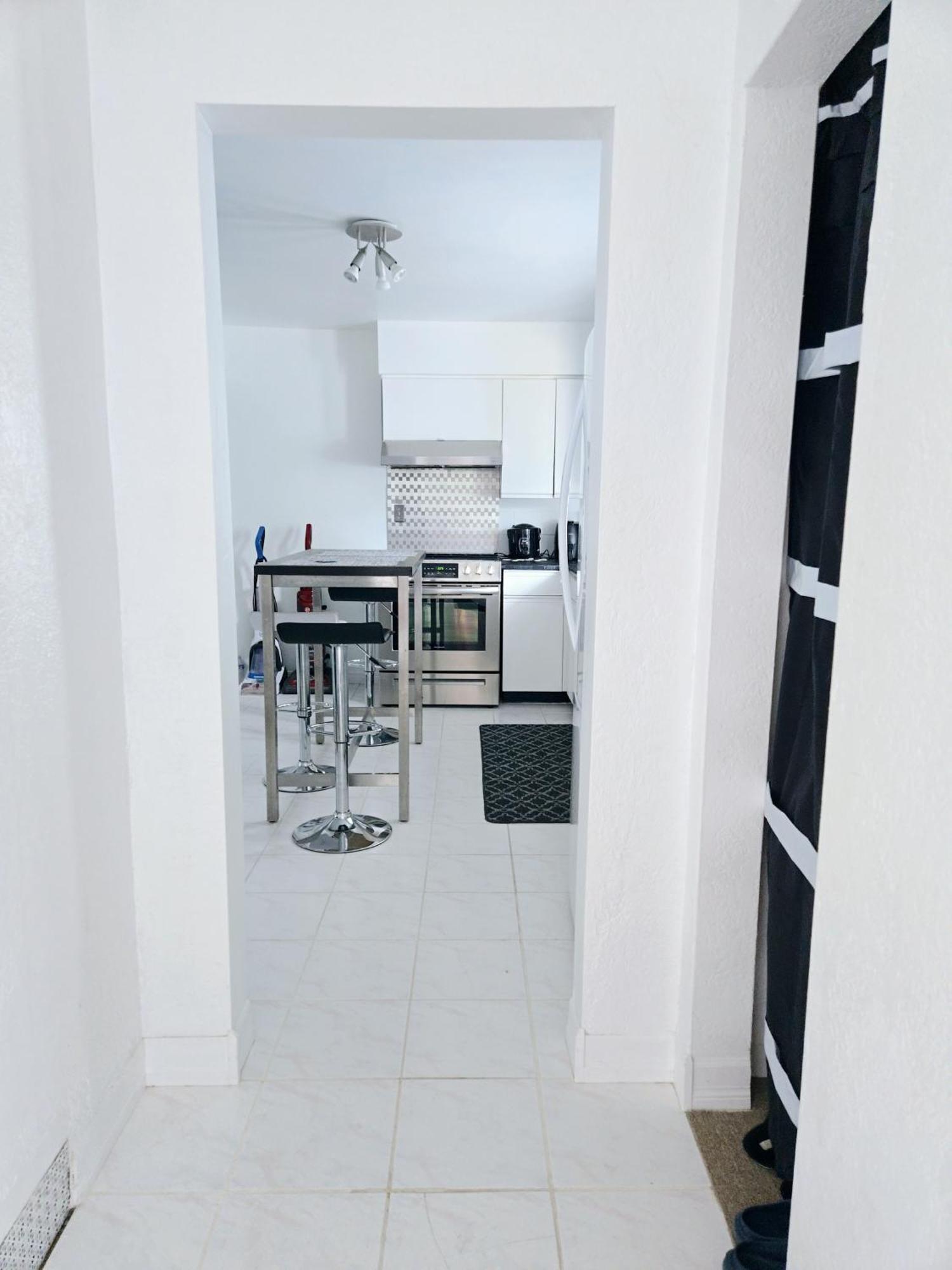Cozy Stylish Black & White Design Room In The Heart Of Vancouver! Private Parking, Self Check-In & Just 4 Mins To Metrotown! Exterior foto