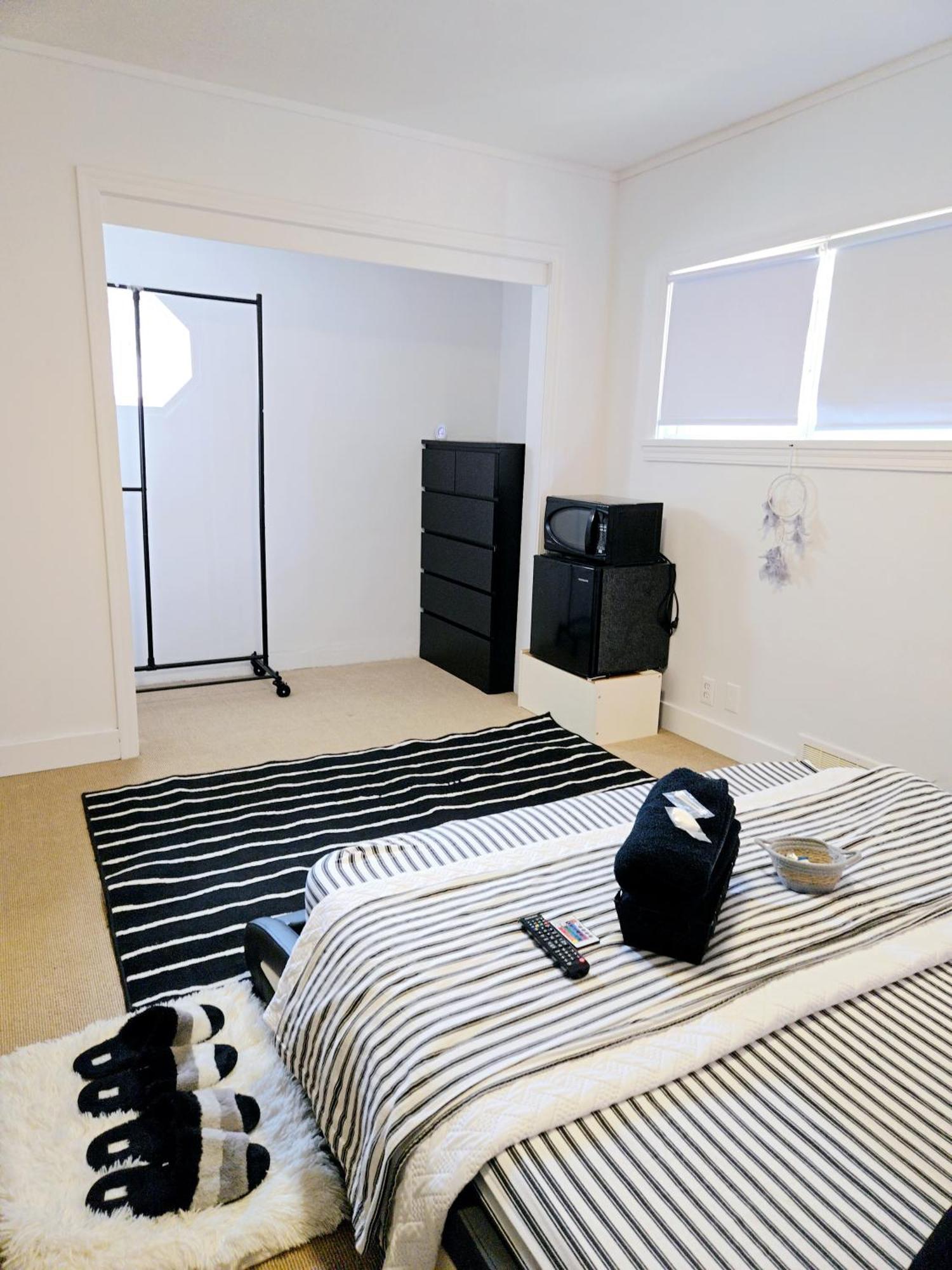 Cozy Stylish Black & White Design Room In The Heart Of Vancouver! Private Parking, Self Check-In & Just 4 Mins To Metrotown! Exterior foto
