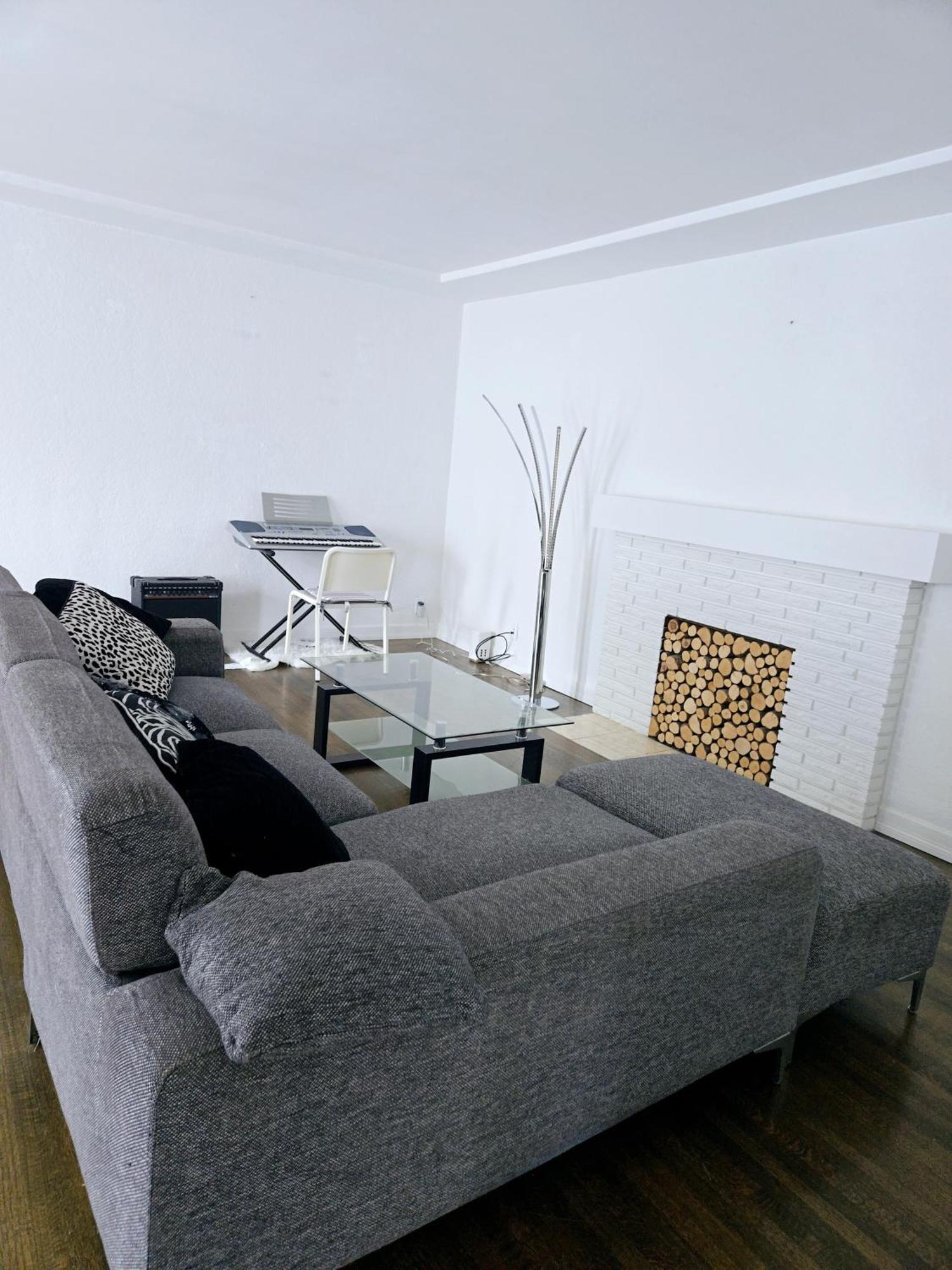 Cozy Stylish Black & White Design Room In The Heart Of Vancouver! Private Parking, Self Check-In & Just 4 Mins To Metrotown! Exterior foto